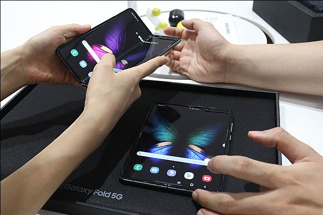 6일 오전 서울 강남구 삼성 딜라이트샵에 삼성전자의 폴더블폰인 '갤럭시 폴드 5G'가 전시되어 있다. 오늘 국내 출시된 갤럭시 폴드 5G는 5G 버전으로 한정수량 판매되며 가격은 239만8천원이다. ⓒ데일리안 류영주 기자