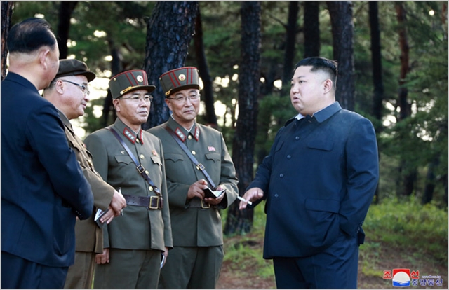 김정은 북한 국무위원장이 지난달 16일 강원도 통천 일대에서 신형 전술지대지미사일 시험발사를 참관하며 기뻐하고 있다. ⓒ조선중앙통신