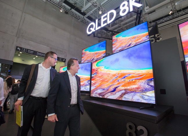 관람객들이 지난 6일(현지시간) 독일 베를린에서 개막한 'IFA 2019' 내 삼성전자 전시장에서 55형부터 98형까지 'QLED 8K' TV 풀 라인업을 살펴보고 있다.ⓒ삼성전자