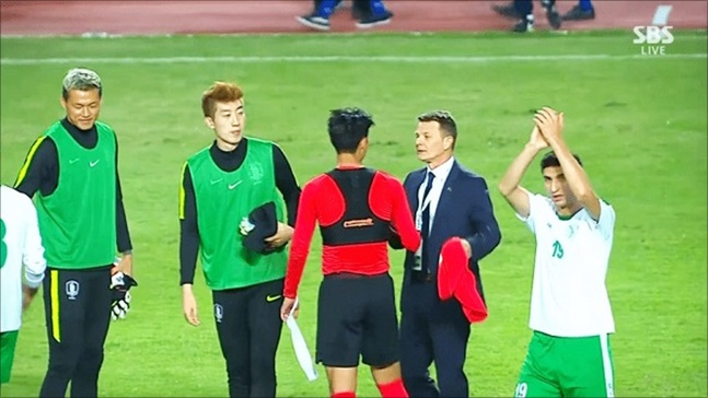 [대한민국 투르크메니스탄] 투르크메니스탄 감독이 경기 후 손흥민에게 유니폼을 요구하고 있다. SBS 중계화면