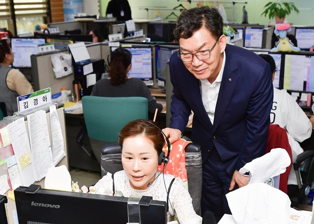 이대훈 NH농협은행장이(사진 오른쪽)이 서울시 용산구에 위치한 고객행복센터를 찾아 추석 연휴 비상대응 체계를 점검하고 있다.ⓒNH농협은행