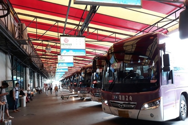 추석 '민족 대이동'이 시작된 가운데, 시외버스 전산망이 일부 마비되면서 전국에서 고향행 티켓을 끊으려는 시민들이 큰 불편을 겪고 있는 것으로 전해졌다. 고속버스터미널 모습.(자료사진)ⓒ연합뉴스