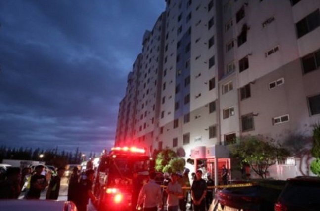 12일 오전 4시 21분께 광주 광산구 송정동 한 아파트 5층 주택에서 불이 나 50대 부부가 숨지고, 부부의 자녀와 이웃 주민 등 4명이 다쳤다. 사진은 119소방대가 화재 현장을 수습하는 모습.ⓒ연합뉴스