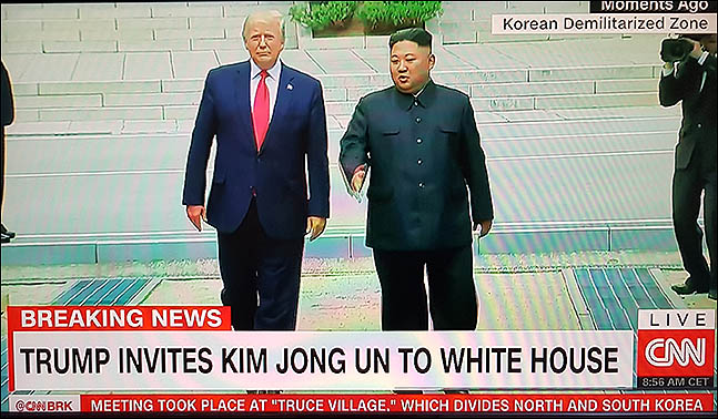 지난 6월30일 오후 판문점에서 도널드 트럼프 미국 대통령과 김정은 북한 국무위원장이 만나 인사를 나눈 후 북측으로 넘어가 잠시 대화를 나눈 뒤 다시 남측으로 내려오고 있다. CNN 방송화면 캡쳐.