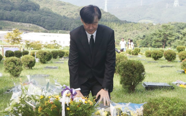 조국 법무장관이 추석 연휴인 지난 14일 부산 기장군에 안장된 고 김홍영 검사의 묘소를 성묘하고 있다. ⓒ연합뉴스