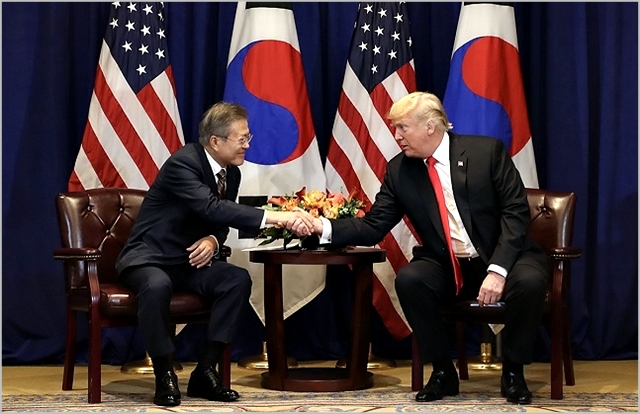 문재인 대통령과 도널드 트럼프 미국 대통령이 지난해 9월 뉴욕에서 열린 한미정상회담에서 악수하고 있다. ⓒ청와대