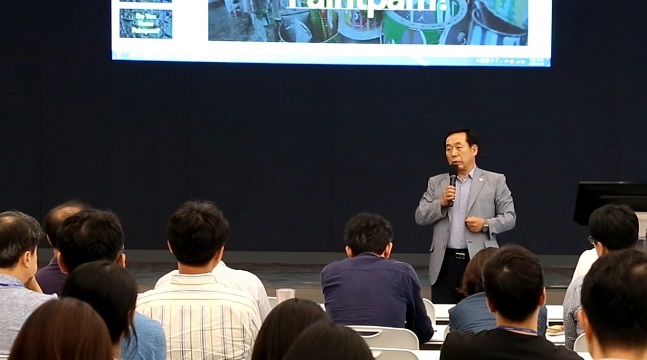 장희구 코오롱인더스트리 대표가 지난 5일 마곡 원앤온리타워에서 사내 벤처 프로그램인 K-Ventures를 임직원들에서 설명하고 있다.ⓒ코오롱인더스트리