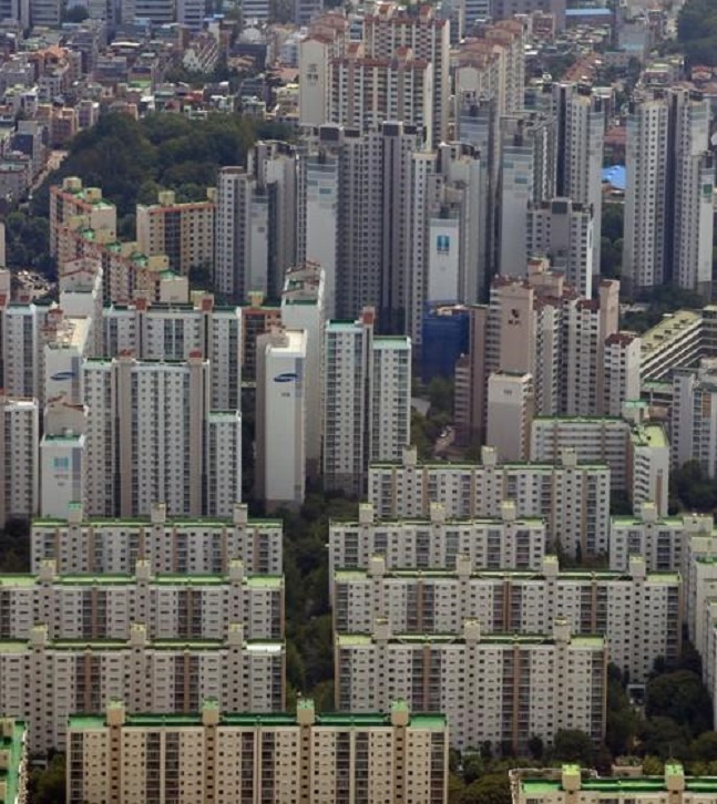 9·13대책의 주 타깃으로 꼽혔던 서울 아파트 매매가격은 대책 발표 전 1년간 21.4% 상승했으나, 대책 후 1년간 가격 오름폭은 4.4%에 그치면서 지난해 9월 이후 1년간 다소 안정된 흐름을 보였다. 서울의 아파트단지 전경.ⓒ연합뉴스