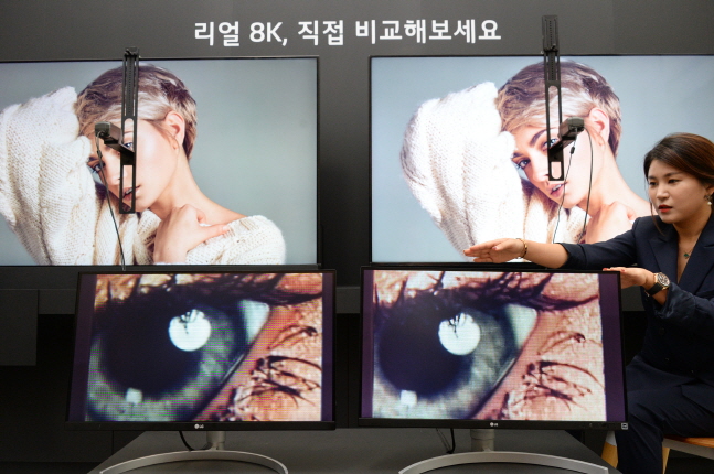 LG전자 한 직원이 17일 서울 여의도 트윈타워에서 개최된 '8K 및 올레드 기술설명회'에서 삼성전자 QLED 8K(왼쪽)과 자사의 나노셀 8K TV 제품간 해상도 차이를 설명하고 있다.ⓒLG전자