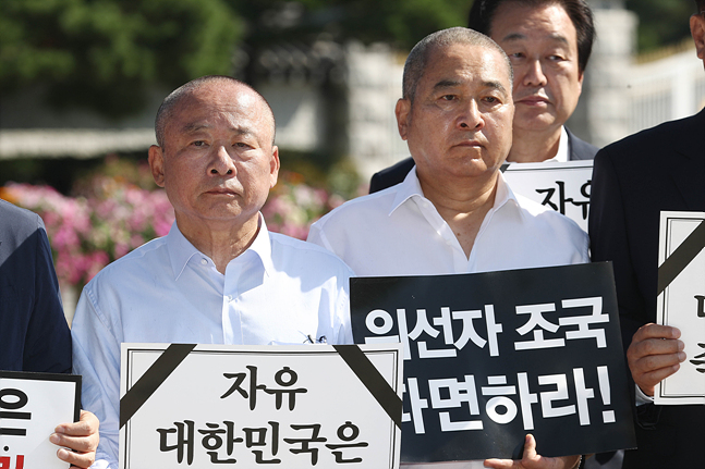 삭발을 마친 이주영, 심재철 자유한국당 의원이 18일 서울 종로구 청와대 앞 분수대에서 피켓을 들고 있다. ⓒ데일리안 홍금표 기자