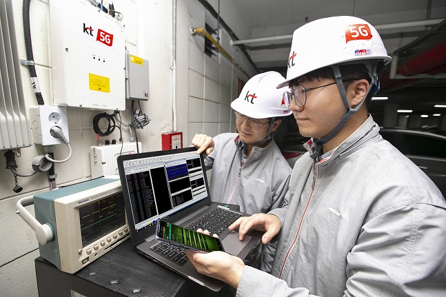 KT 네트워크부문 직원들이 서울 서초구의 한 건물 내 지하 주차장에서 ‘5G 스마트 빔 패턴 동기화 기술’이 적용된 5G RF 중계기의 품질을 점검하고 있다.ⓒKT