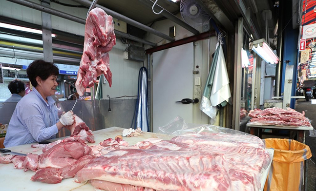아프리카돼지열병의 첫 발병이 발표된 17일 오후 3시 기준으로 전국 14개 주요 축산물 도매시장에서 거래된 돼지고기 평균 경매가는 ㎏당 6천62원으로 전날(4천558원)보다 32.9% 급등했다. ⓒ연합뉴스