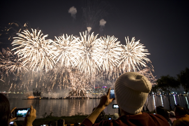 ‘한화와 함께 하는 서울세계불꽃축제 2018’에서 관람객이 불꽃쇼를 스마트폰으로 촬영하고 있는 모습.ⓒ(주)한화