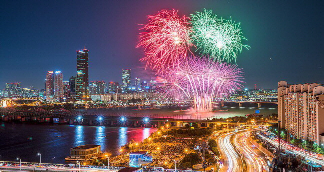 ‘한화와 함께 하는 서울세계불꽃축제 2016’ 불꽃쇼 모습.ⓒ(주)한화