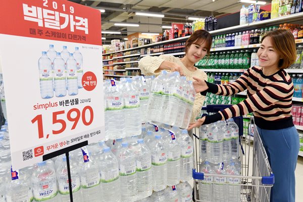 고객들이 19일 홈플러스 강서점에서 홈플러스의 PB  생수 ‘바른샘물’을 쇼핑카트에 담고 있다. ⓒ홈플러스