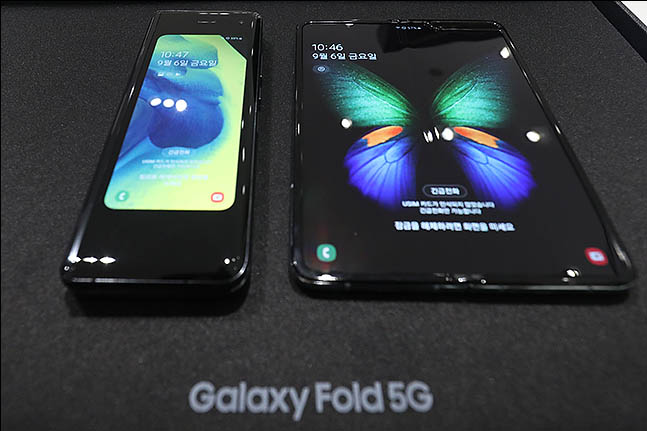 지난 6일 오전 서울 강남구 삼성 딜라이트샵에 삼성전자의 폴더블폰인 '갤럭시폴드 5G'가 전시돼 있는 모습.ⓒ데데일리안 류영주 기자