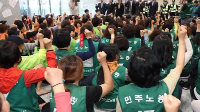 한국도로공사는 지난달 대법원 판결에 따라 직접고용 대상이 된 톨게이트 요금 수납원 499명 가운데 50명이 자회사를 선택해 자회사 정규직 고용을 추진한다고 19일 밝혔다. ⓒ연합뉴스