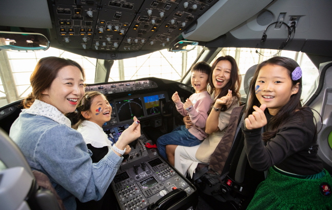 대한항공 임직원 자녀들이 20일 서울 강서구 공항동 본사에서 개최된 ‘패밀리데이(Family Day)’ 행사에서 자녀들과 함께 항공기 내부를 체험하고 있다.ⓒ대한항공