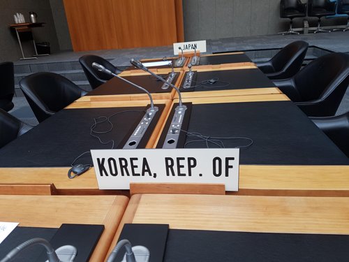 지난 7월 23일 스위스 제네바에서 열린 세계무역기구(WTO) 일반이사회 회의장에 한국 팻말과 일본 팻말이 나란히 배치된 모습. ⓒ연합뉴스 