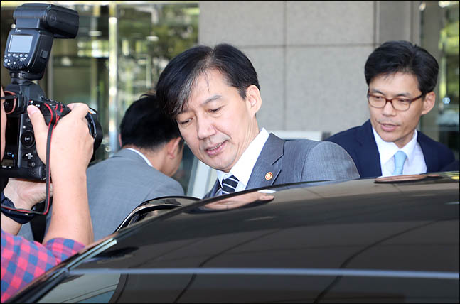 조국 법무장관이 국회본청을 떠나고 있다(자료사진). ⓒ데일리안 박항구 기자