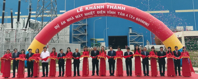 박인원 두산중공업 부사장 (오른쪽에서 첫 번째)이 21일(현지시간) 베트남 빈투안성에서 열린 ‘빈탄4’ 화력발전소 준공식에서 쩡화빈(Truong Hoa Binh) 베트남 부수상(오른쪽에서 여섯 번째) 등 주요 관계자들이 기념 촬영을 하고 있다.ⓒ두산중공업