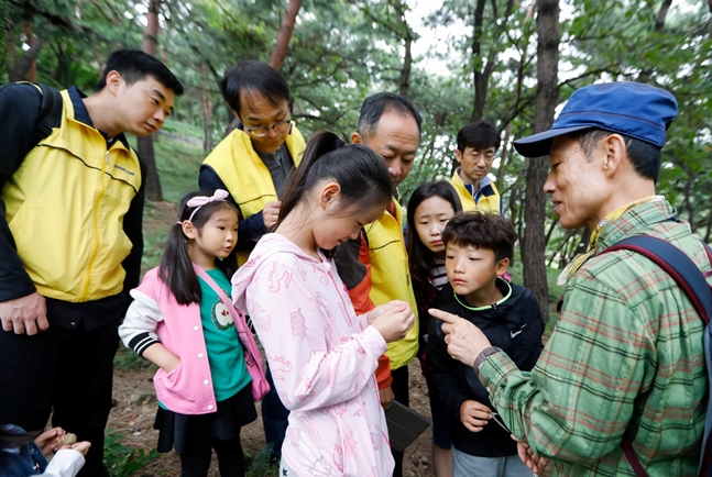 대림산업 임직원 가족들이 숲 해설가와 함께 남산 숲 체험 프로그램에 참여하고 있다. ⓒ대림산업