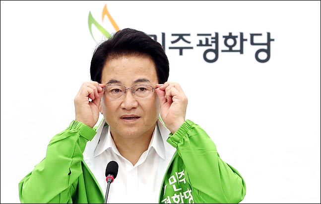 정동영 민주평화당 대표가 국회에서 열린 최고위원회의에서 발언을 하며 안경을 만지고 있다. ⓒ데일리안 박항구 기자