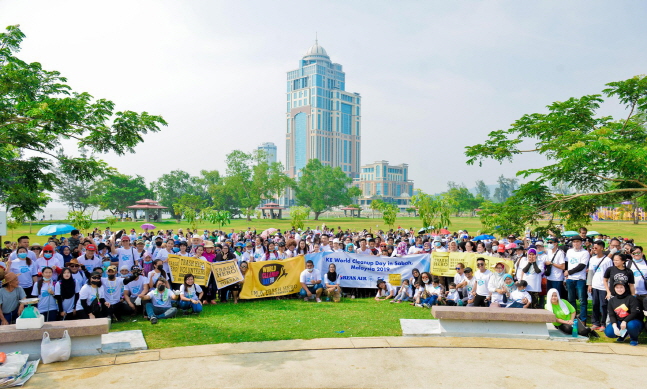 대한항공 직원들이 지난 21일(현지시간) 말레이시아 코타키나발루 해안에서 환경보호활동을 펼친후 자원봉사자들과 기념촬영을 하고 있다.ⓒ대한항공