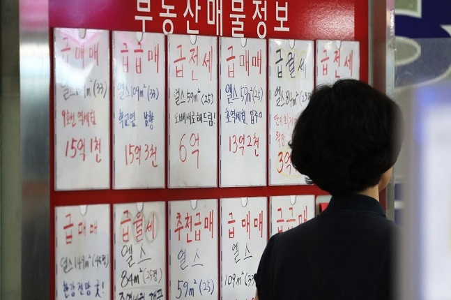 강남구의 경우 8월26일과 9월2일 기준으로 각각 매매가격이 전주 대비 0.24%, 0.23%씩 오르면서 서울 평균인 0.11%, 0.13%를 2배 이상 웃돌기도 했다. 서울의 한 공인중개업소 모습.ⓒ연합뉴스