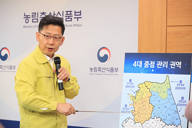 김현수 농식품부장관이 24일 아프리카돼지열병 중점관리지역을 경기북부 6개 시군에서 경기도.인천시.강원도 전체로 확대한다고 밝혔다. ⓒ농식품부