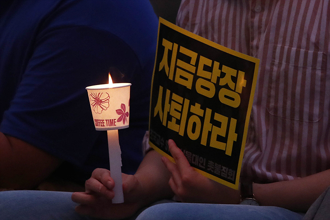 조국 법무장관의 사퇴에 국민 과반이 동의하는 것으로 나타났다. 조국 장관 임명이 강행된 지난 9일 서울대학교에서 한 재학생이 지금 당장 사퇴를 촉구하는 촛불을 들고 있다(자료사진). ⓒ데일리안 홍금표 기자