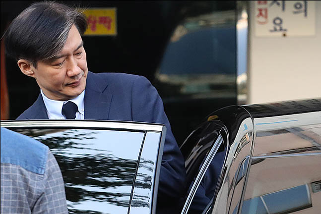 두 번째 '검사와의 대화'를 앞둔 조국 법무부 장관이 25일 오전 서울 서초구 방배동 자택에서 출근하기 위해 나서고 있다. ⓒ데일리안 류영주 기자