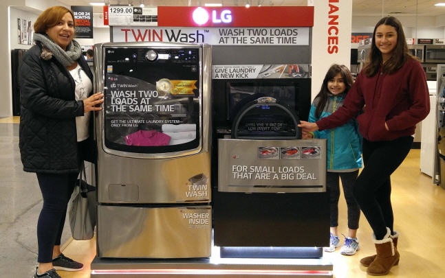 미국 뉴저지주의 한 가전 매장에서 소비자들이 LG 트윈워시를 살펴보고 있다.ⓒLG전자