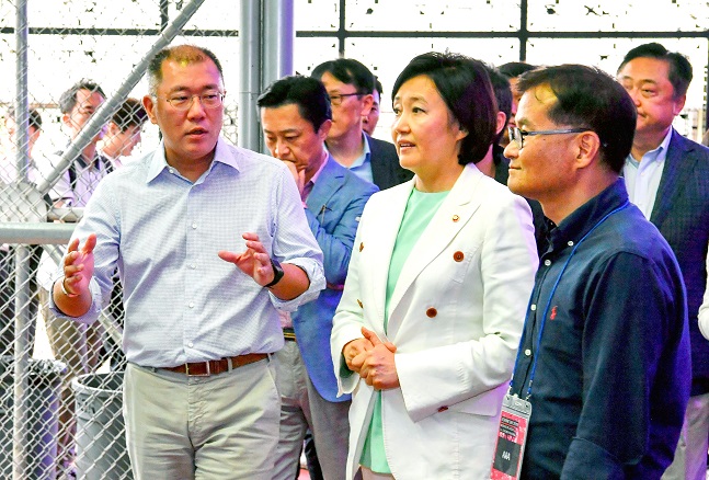 정의선 현대자동차 수석부회장(사진 왼쪽)이 26일 진행된 '제로원데이 2019' 행사에서 박영선 중소벤처기업부 장관과 이야기를 나누고 있다. ⓒ현대자동차그룹