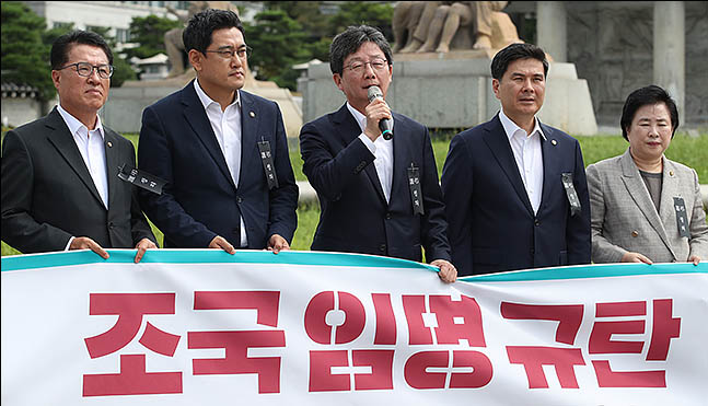 유승민 바른미래당 의원이 10일 오전 서울 종로구 청와대 분수대에서 의원총회를 갖고 발언을 하고 있다. ⓒ데일리안 류영주 기자