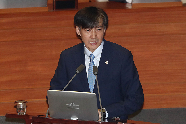 조국 법무부 장관이 26일 오후 서울 여의도 국회에서 열린 국회 본회의에서 여야 의원들의 질의에 답변하고 있다. ⓒ데일리안 홍금표 기자