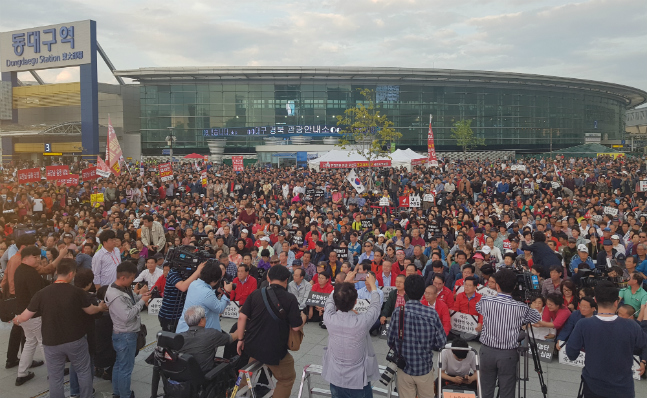 자유한국당이 28일 오후 동대구역 광장에서 조국 법무장관의 파면을 촉구하는 대구·경북 권역 집회를 열고 있다. 이날 집회에는 한국당 추산 3만여 명이 집결했다. ⓒ뉴시스