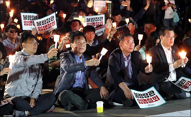 바른미래당은 28일 오후 서울 광화문KT 앞에서 조국 법무장관의 임명 철회를 촉구하는 촛불집회를 이어갔다. 지난 21일(사진)에 이어 손학규 대표도 촛불집회에 직접 나섰다. ⓒ데일리안 박항구 기자