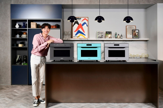 삼성전자 모델이 서울 강남구 삼성디지털프라자 강남본점 5층에 위치한 라이프스타일 쇼룸 #ProjectPRISM에서 ‘2019년형 직화오븐’ 신제품을 소개하고 있다.ⓒ삼성전자