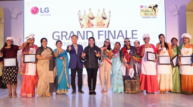 김기완 LG전자 인도법인장(왼쪽에서 다섯번째)이 28일 인도 뉴델리 하얏트호텔에서 개최된 'LG 요리 경연대회'에서 참가자들과 기념촬영을 하고 있다.ⓒLG전자