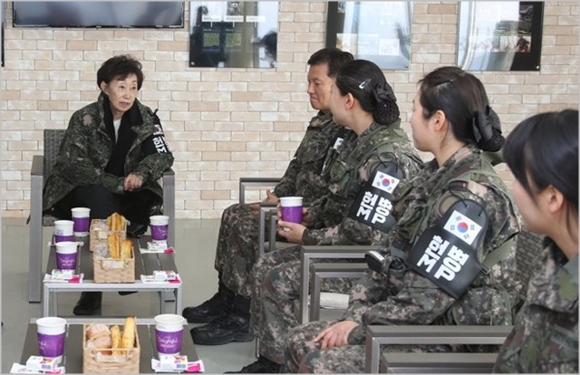최영애 국가인권위원장이 지난해 12월 강원도 화천군에 있는 육군 제15사단을 방문해 여군간부들과 간담회를 하고 있다. ⓒ연합뉴스