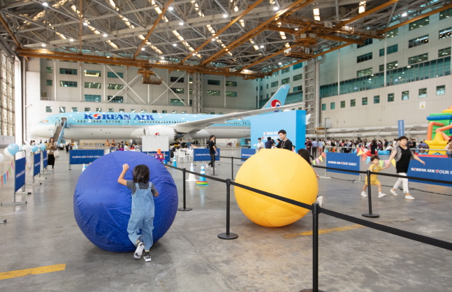 지난 20일 서울 공항동 대한항공 본사에서 개최된 ‘패밀리데이(Family Day)’ 행사의 일환으로 개최된 미니올림픽에서 참가한 회사 직원들과 가족들이 공을 굴리고 있다.ⓒ대한항공