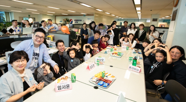 지난 20일 서울 공항동 대한항공 본사에서 개최된 ‘패밀리데이(Family Day)’ 행사의 일환으로 진행된 미니올림픽에 참가한 회사 직원들이 자신이 근무하는 사무실에서 가족들과 함께 기념촬영을 하고 있다.ⓒ대한항공