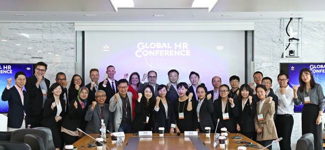 'CJ제일제당 Global HR Conference'에 참석한 세계 각 국의 인사 담당자들이 신현재 대표(윗줄 오른쪽에서 여덟번째)와 함께 화이팅을 외치고 있다.ⓒCJ제일제당