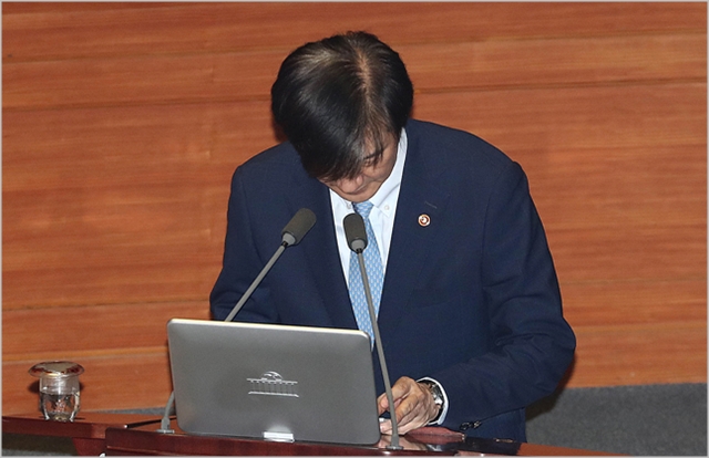 조국 법무부 장관이 지난 26일 오후 서울 여의도 국회에서 열린 국회 본회의에서 인사를 하고 있다. ⓒ데일리안 홍금표 기자