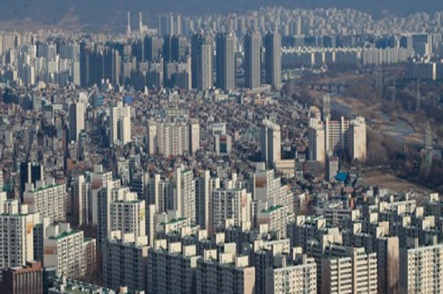 정부가 분양가상한제 시행을 미룰 것인지, 아니면 집값이 곧바로 시행에 들어갈 것인지에 관심이 쏠린 상태다. 사진은 서울의 한 아파트 밀집지역 모습. ⓒ연합뉴스