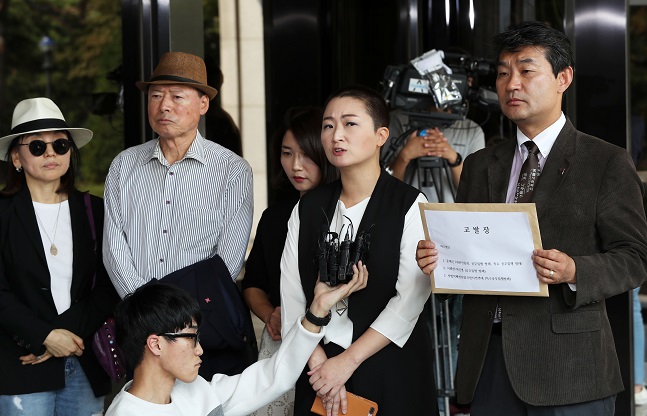 이언주 무소속 의원이 서울 중앙지방검찰청 앞에서 기자회견을 열고 있다. ⓒ뉴시스
