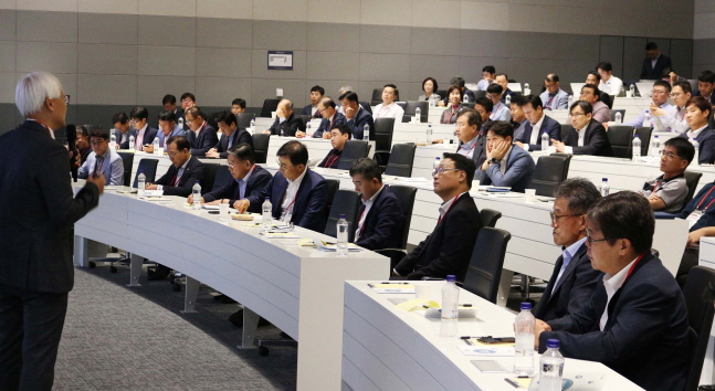 LG이노텍 협력사 대표와 임원 130여 명이 1일 서울 강서구 마곡 LG사이언스파크 통합지원센터에서 개최된 ‘2019 동반성장 아카데미’에 참석해 최신 기술 트렌드 강연을 듣고 있다.ⓒLG이노텍