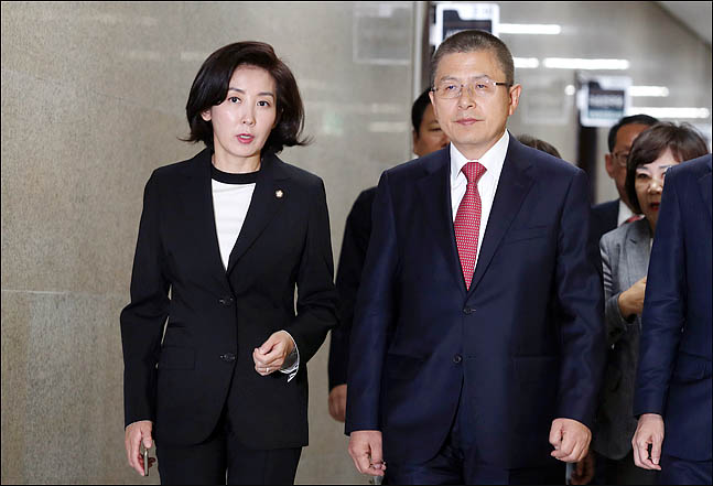 20대 국회 마지막 국정감사가 시작되·중진의원 연석회의에 참석하며 대화를 나누고 있다. ⓒ데일리안 박항구 기자
