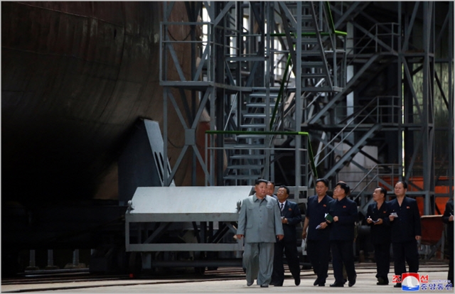 김정은 북한 국무위원장이 SLBM 탑재가 가능한것으로 추정되는 신형 잠수함을 시찰하고 있다. ⓒ조선중앙통신